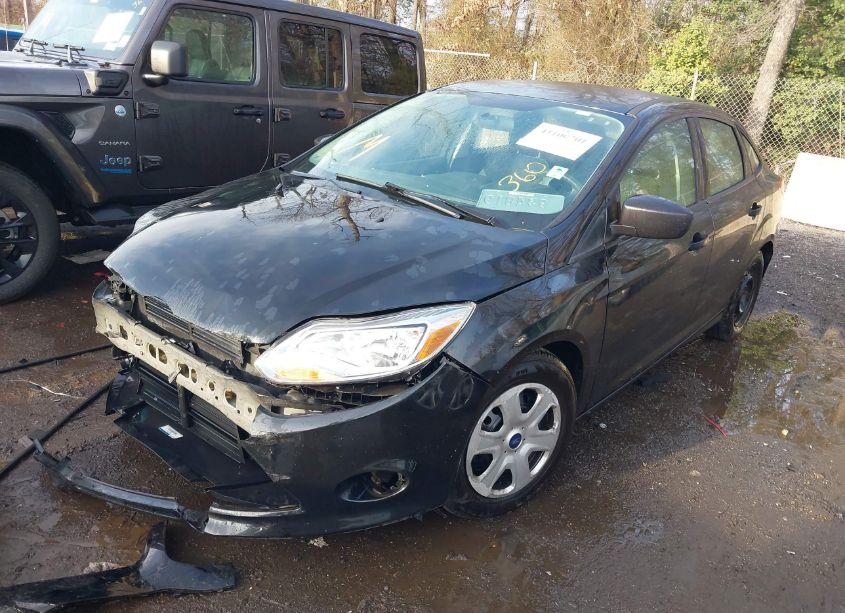 Photo 2 of 2014 Ford Focus S (VIN 1FADP3E25EL437013)