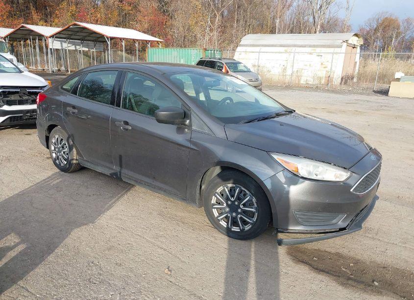 2015 Ford Focus S (VIN 1FADP3E25FL312109) main photo