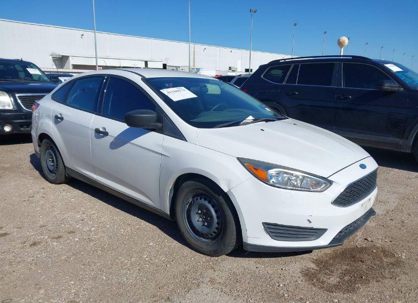 2018 Ford Focus S (VIN 1FADP3E25JL240224) main photo