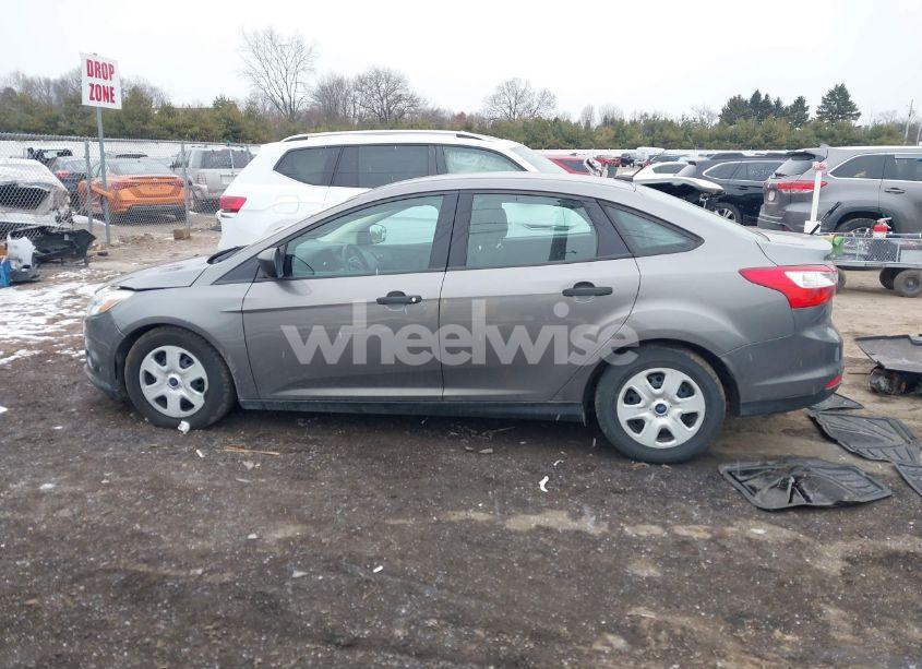 Photo 14 of 2014 Ford Focus S (VIN 1FADP3E26EL128019)