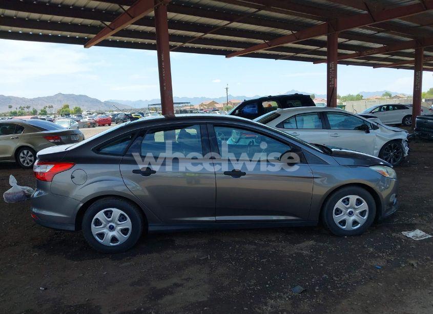 Photo 13 of 2014 Ford Focus S (VIN 1FADP3E26EL311386)