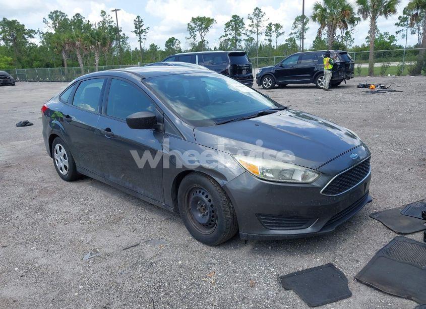 2016 Ford Focus S (VIN 1FADP3E26GL376838) main photo
