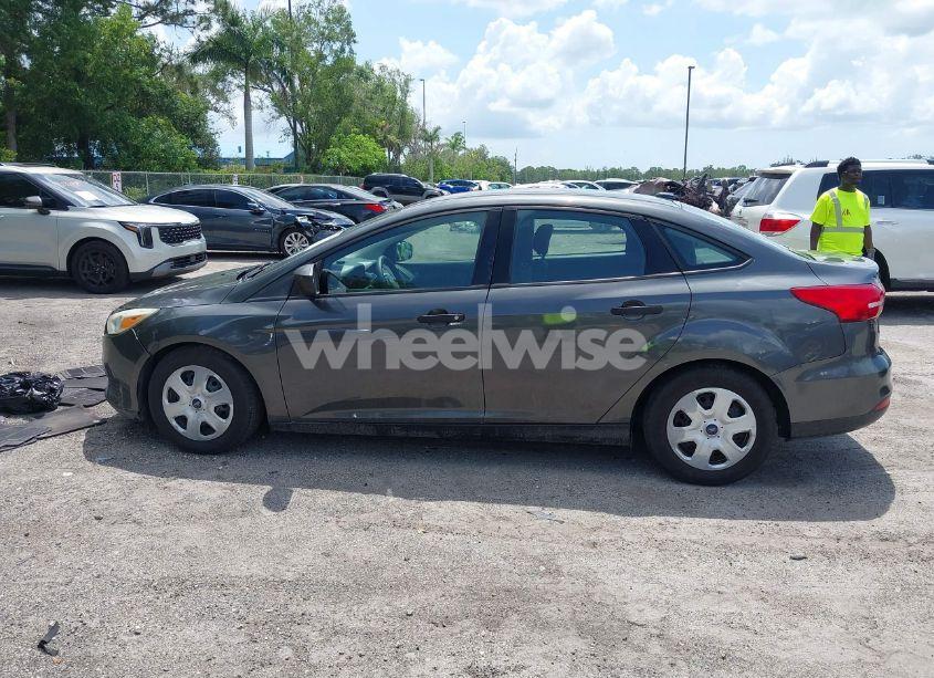 Photo 14 of 2016 Ford Focus S (VIN 1FADP3E26GL376838)