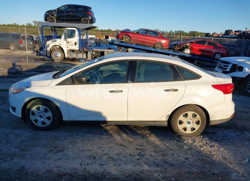 Photo 14 of 2017 Ford Focus S (VIN 1FADP3E26HL231915)