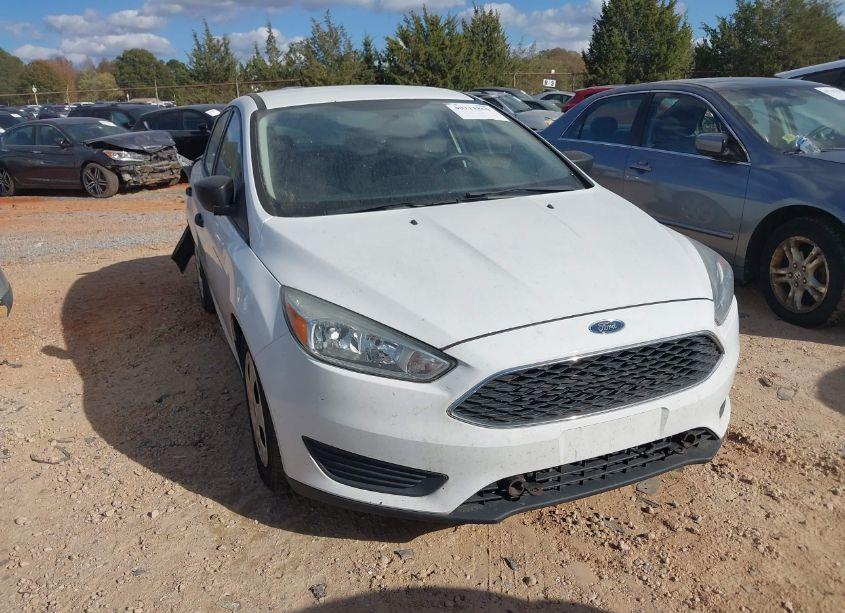 2017 Ford Focus S (VIN 1FADP3E26HL256314) main photo