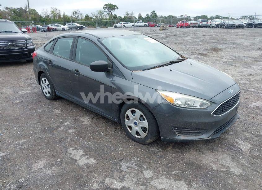 2017 Ford Focus S (VIN 1FADP3E26HL312395) main photo