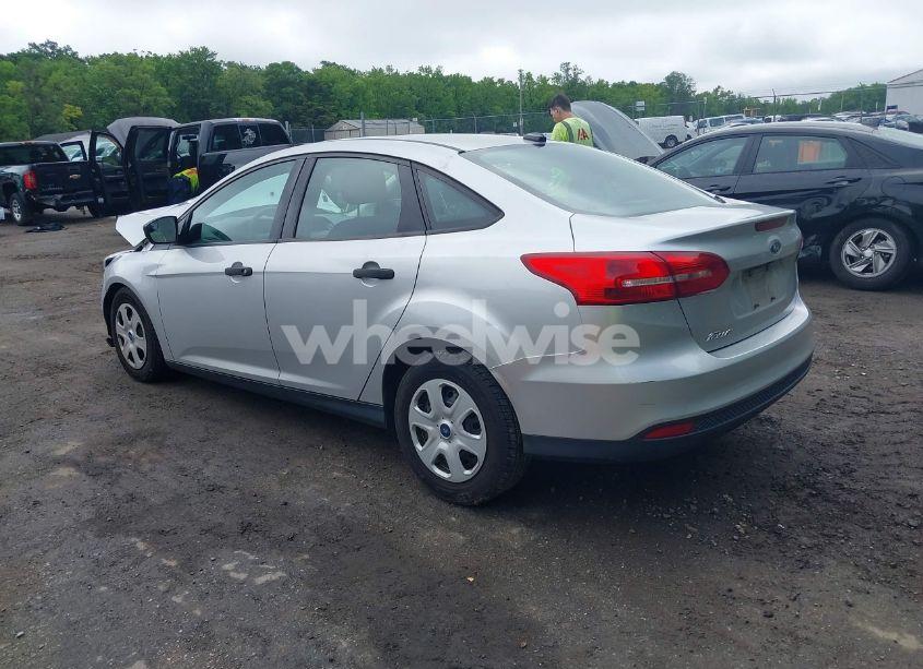 Photo 3 of 2018 Ford Focus S (VIN 1FADP3E26JL227403)
