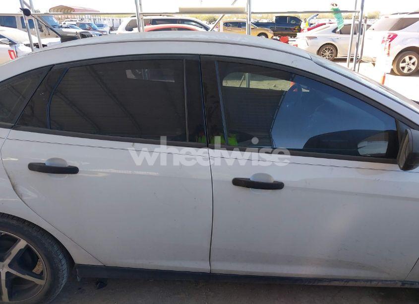 Photo 13 of 2018 Ford Focus S (VIN 1FADP3E26JL311964)