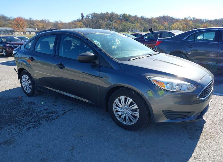 2018 Ford Focus S (VIN 1FADP3E26JL322057) main photo