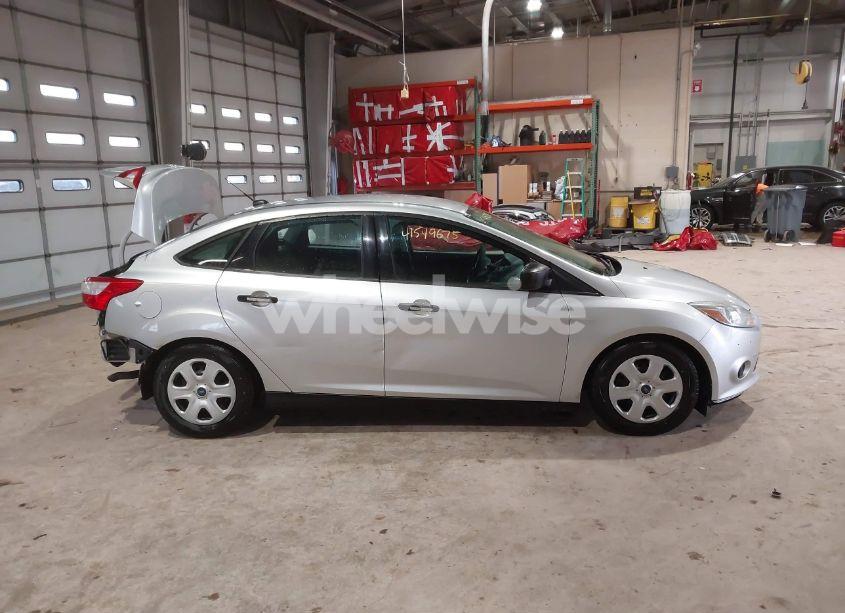 Photo 14 of 2014 Ford Focus S (VIN 1FADP3E27EL215332)