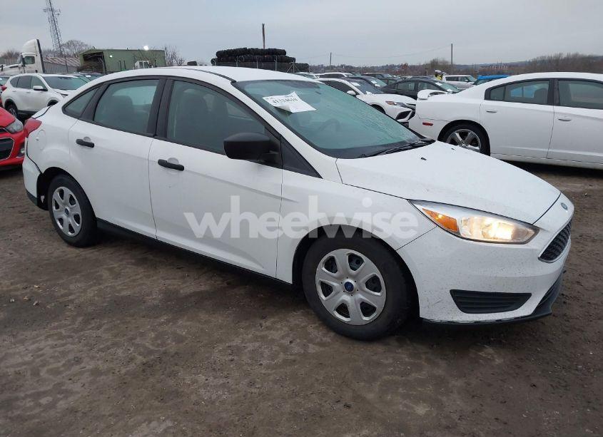 2016 Ford Focus S (VIN 1FADP3E27GL240542) main photo