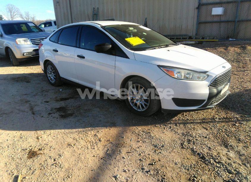 2016 Ford Focus S (VIN 1FADP3E27GL266493) main photo