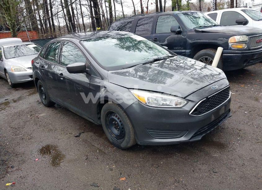 2018 Ford Focus S (VIN 1FADP3E27JL215177) main photo