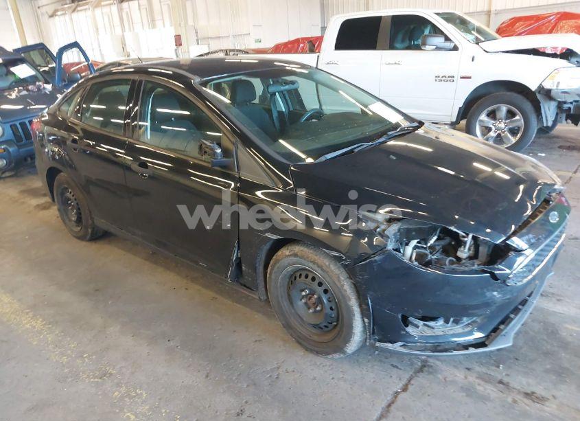 2018 Ford Focus S (VIN 1FADP3E27JL313643) main photo