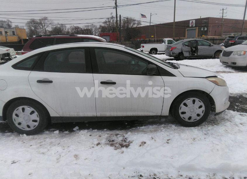 Photo 13 of 2014 Ford Focus S (VIN 1FADP3E28EL439323)