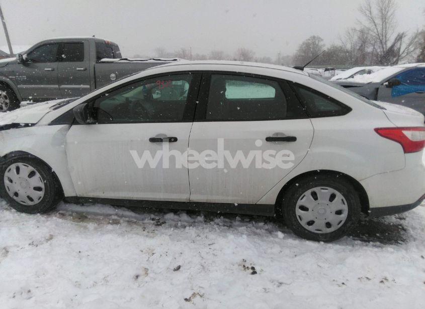 Photo 14 of 2014 Ford Focus S (VIN 1FADP3E28EL439323)
