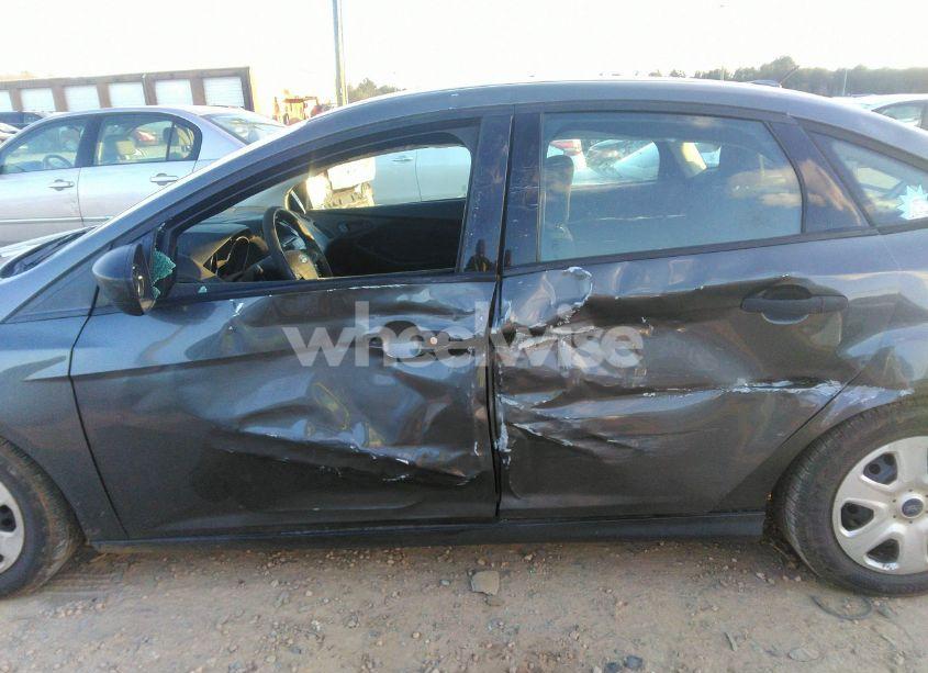 Photo 6 of 2016 Ford Focus S (VIN 1FADP3E28GL228447)