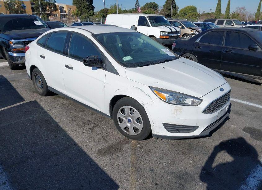 2018 Ford Focus S (VIN 1FADP3E28JL260595) main photo