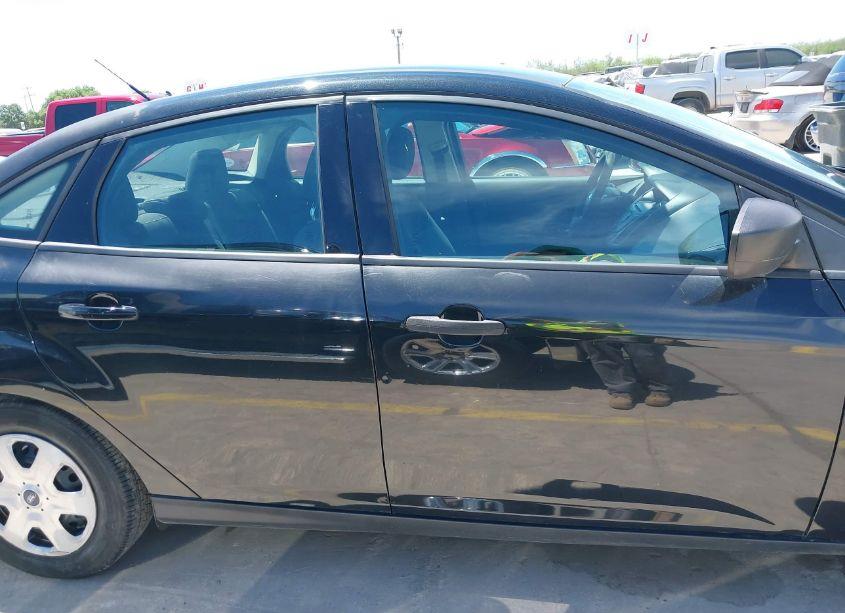 Photo 13 of 2014 Ford Focus S (VIN 1FADP3E29EL231869)