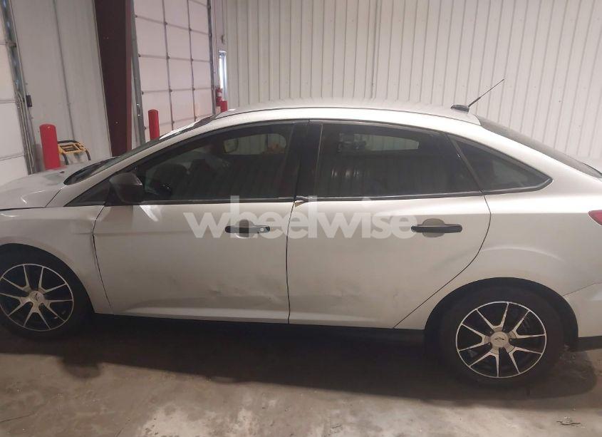 Photo 14 of 2015 Ford Focus S (VIN 1FADP3E29FL382180)