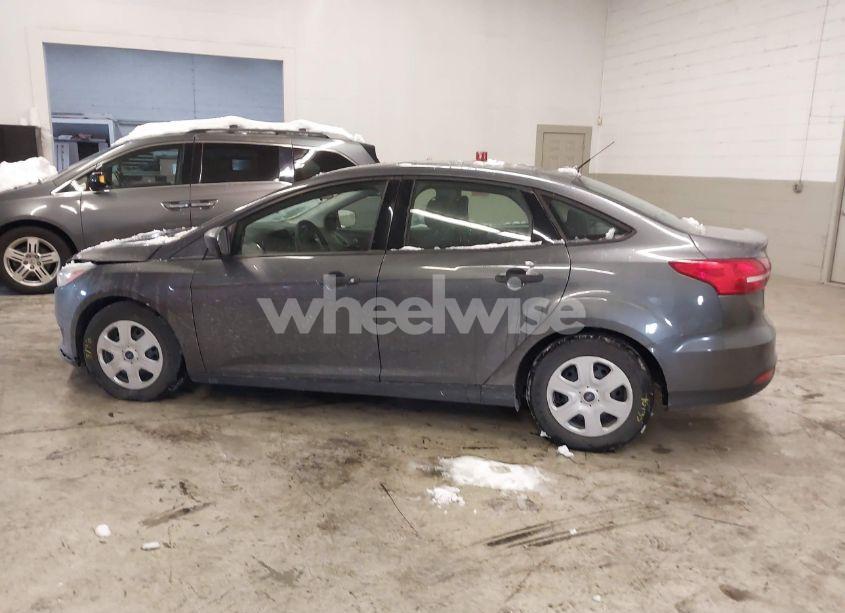 Photo 15 of 2018 Ford Focus S (VIN 1FADP3E29JL209705)