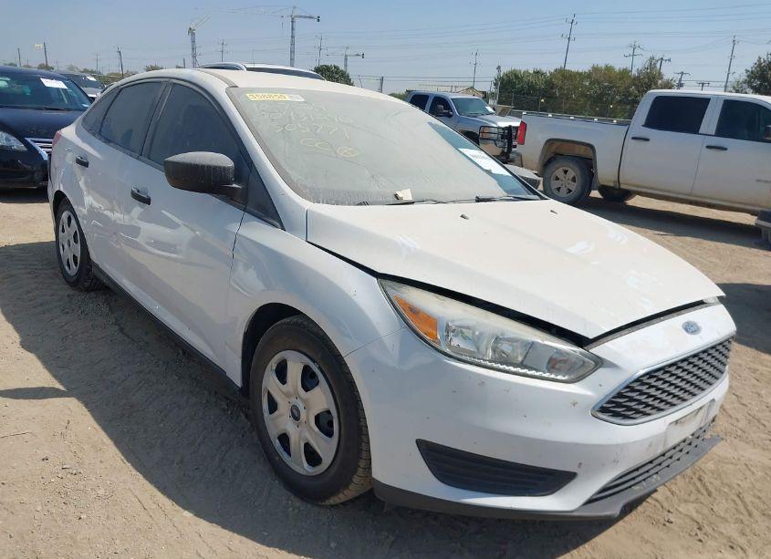 2015 Ford Focus S (VIN 1FADP3E2XFL305771) main photo