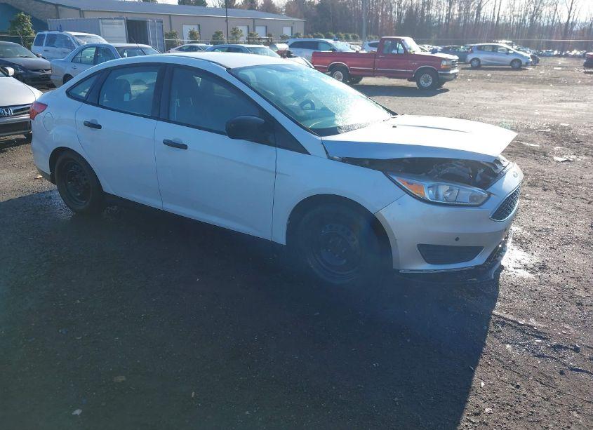 2015 Ford Focus S (VIN 1FADP3E2XFL311313) main photo