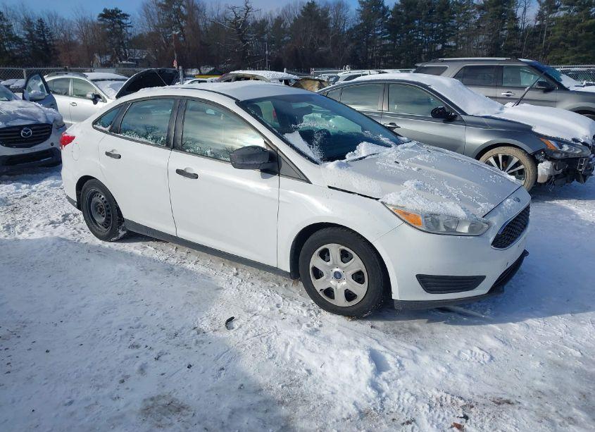 2015 Ford Focus S (VIN 1FADP3E2XFL374895) main photo