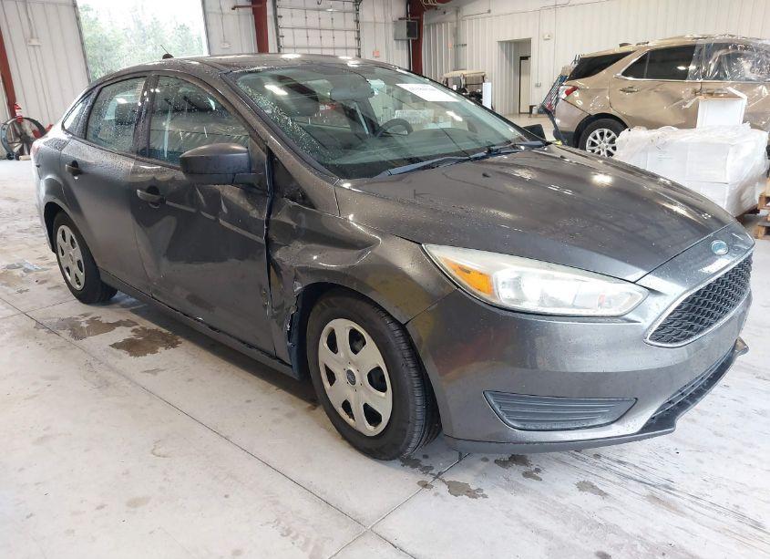 2016 Ford Focus S (VIN 1FADP3E2XGL249882) main photo