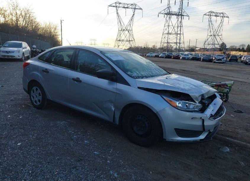 2018 Ford Focus S (VIN 1FADP3E2XJL208126) main photo