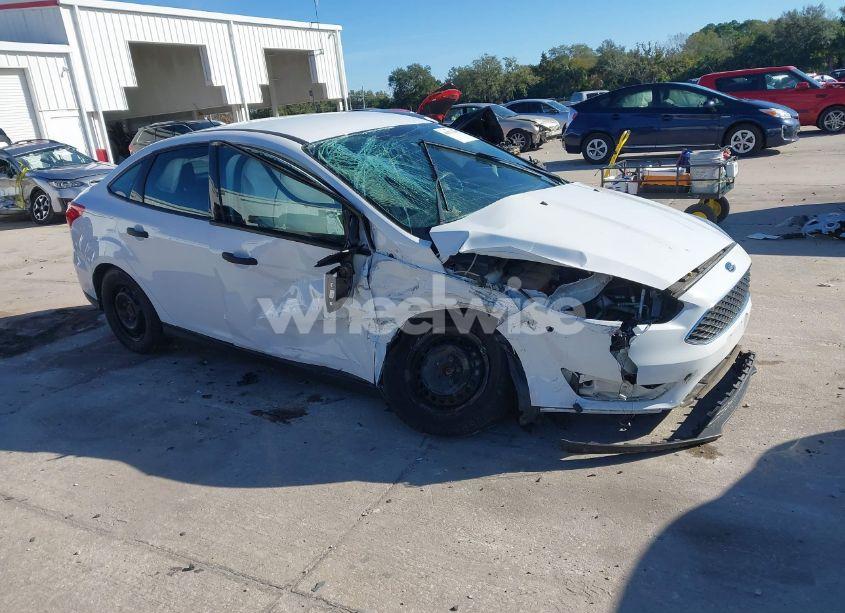 2018 Ford Focus S (VIN 1FADP3E2XJL270495) main photo