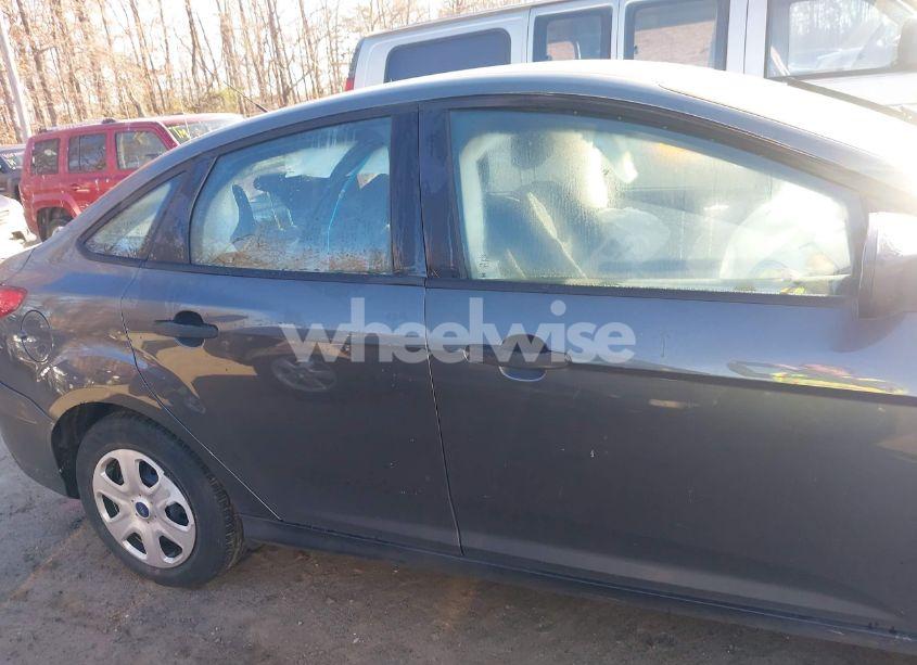 Photo 13 of 2018 Ford Focus S (VIN 1FADP3E2XJL316312)