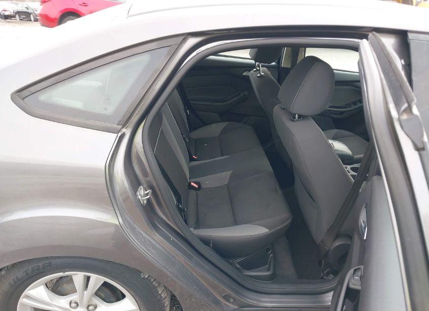 Photo 8 of 2014 Ford Focus SE (VIN 1FADP3F20EL295085)