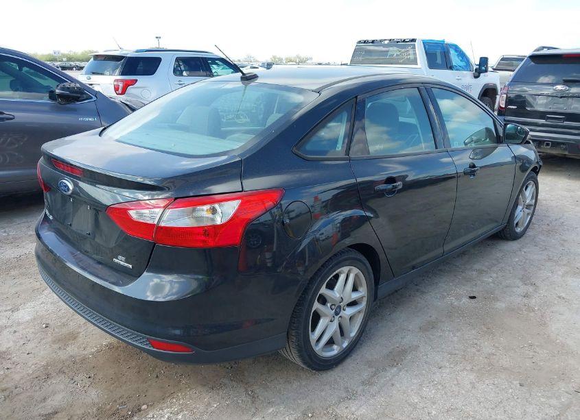 Photo 4 of 2014 Ford Focus SE (VIN 1FADP3F20EL378130)