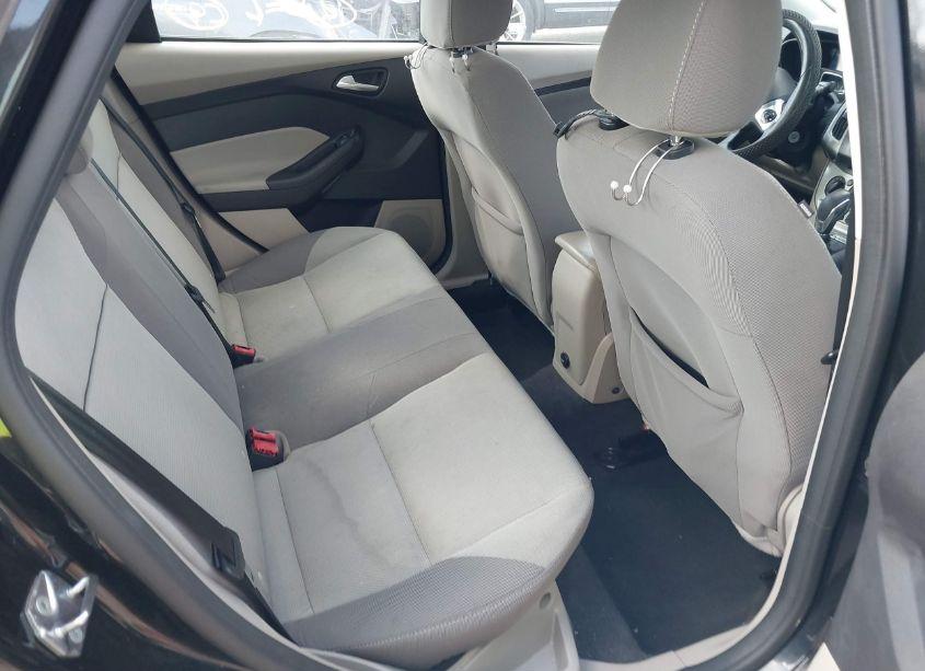Photo 8 of 2014 Ford Focus SE (VIN 1FADP3F20EL378130)