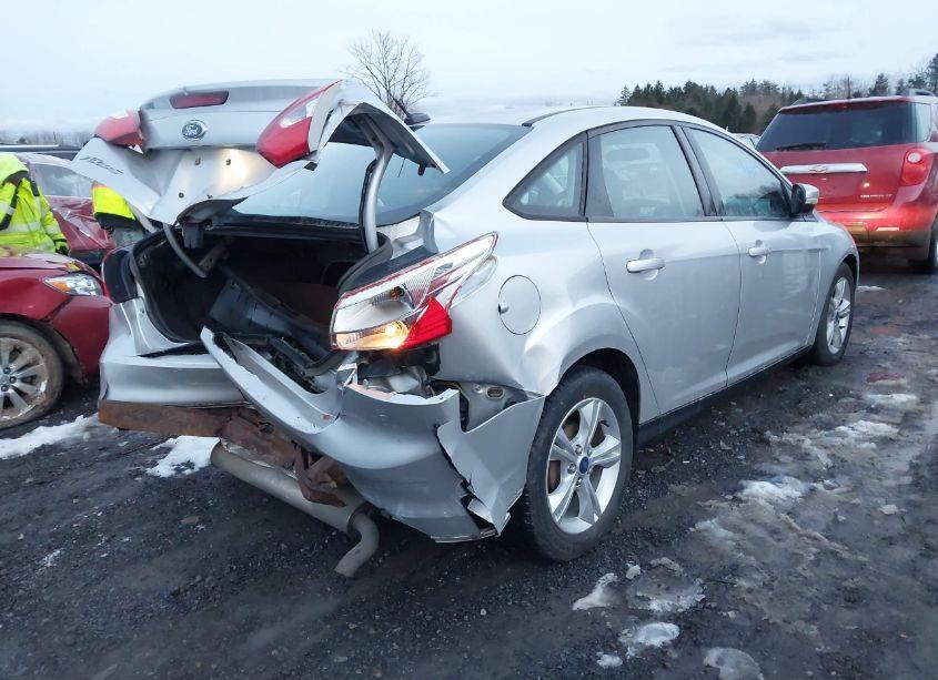 Photo 4 of 2014 Ford Focus SE (VIN 1FADP3F20EL379858)