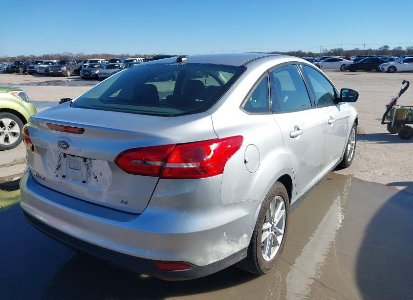 Photo 4 of 2015 Ford Focus SE (VIN 1FADP3F20FL206035)