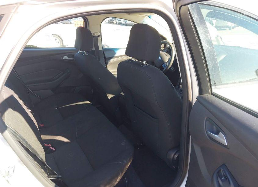 Photo 8 of 2015 Ford Focus SE (VIN 1FADP3F20FL206035)