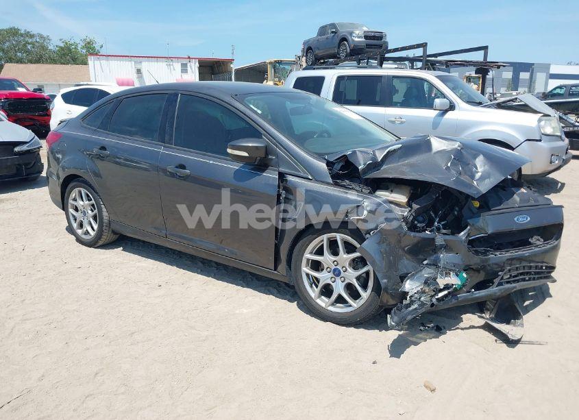 2015 Ford Focus SE (VIN 1FADP3F20FL215236) main photo