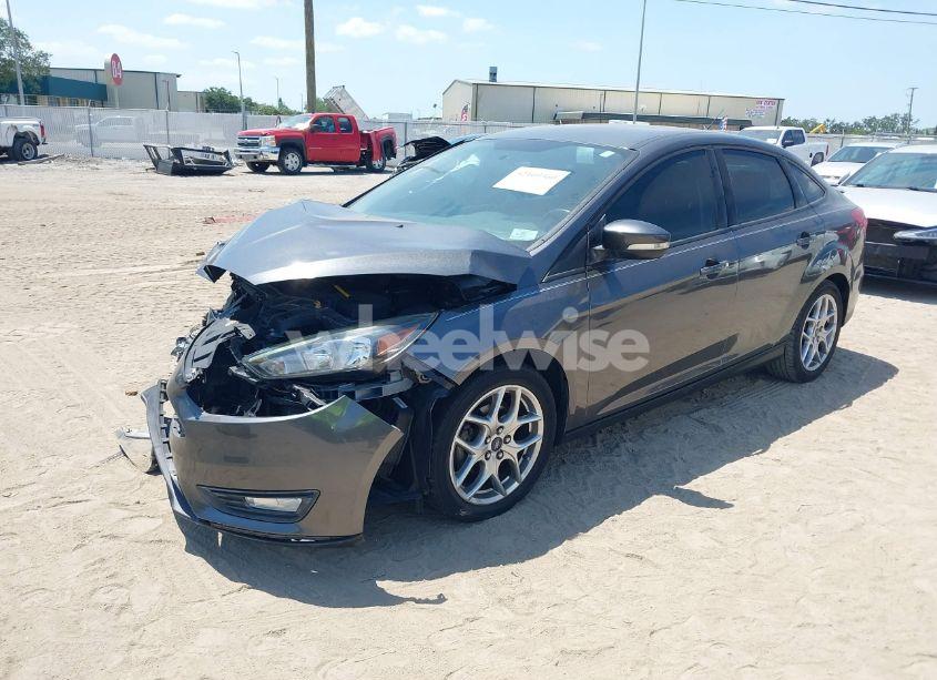 Photo 2 of 2015 Ford Focus SE (VIN 1FADP3F20FL215236)