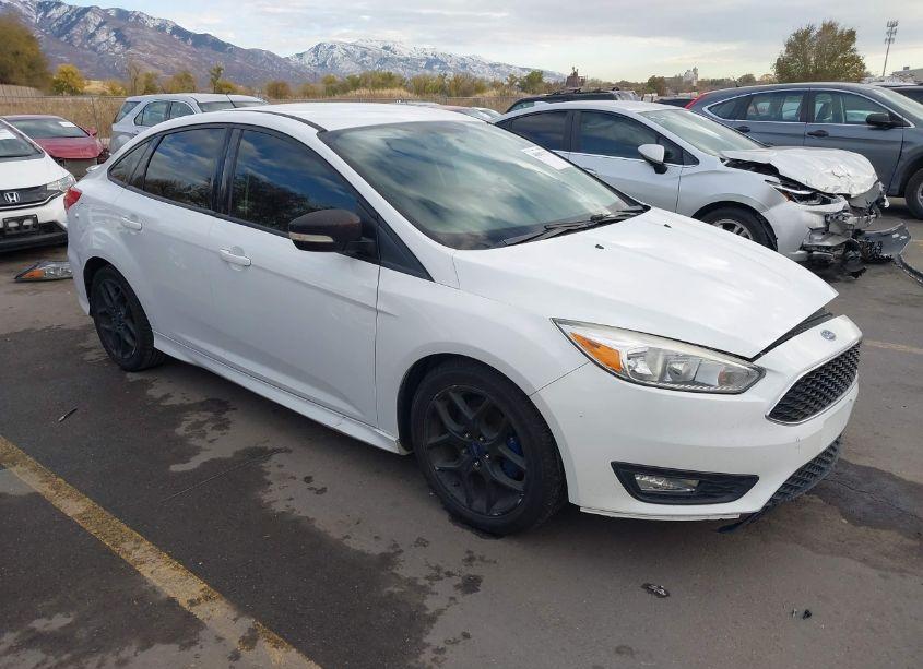 2015 Ford Focus SE (VIN 1FADP3F20FL241741) main photo