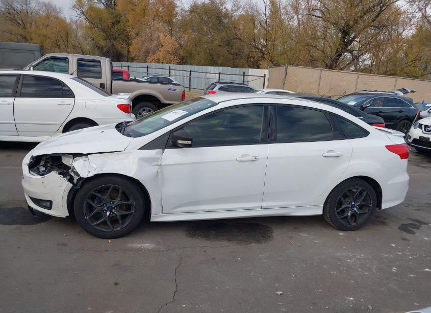 Photo 14 of 2015 Ford Focus SE (VIN 1FADP3F20FL241741)