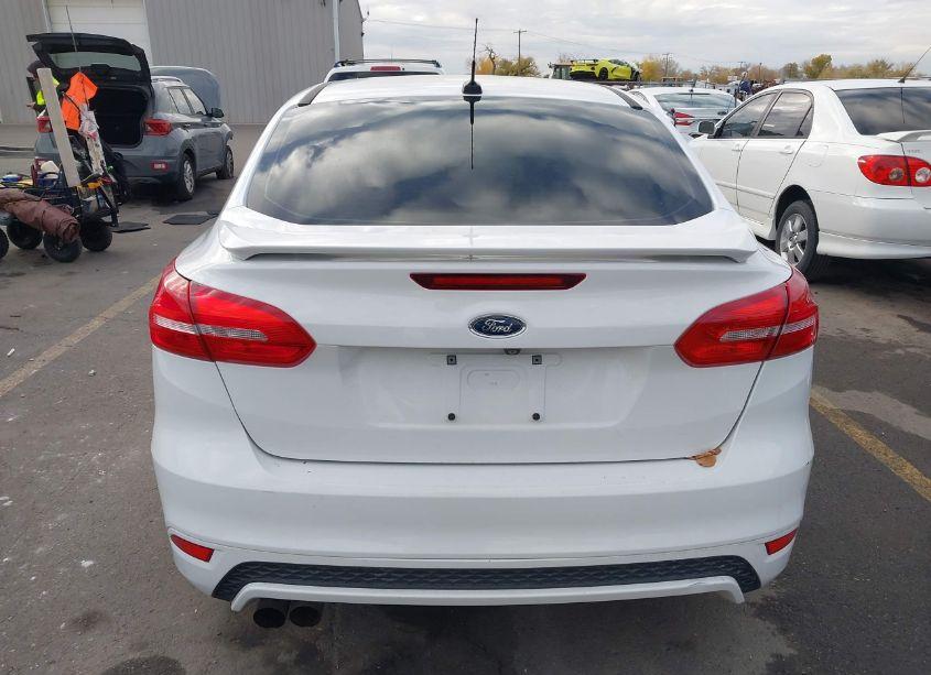Photo 16 of 2015 Ford Focus SE (VIN 1FADP3F20FL241741)