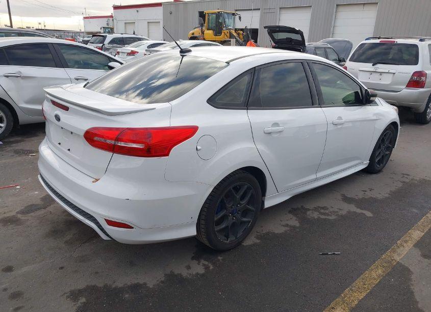 Photo 4 of 2015 Ford Focus SE (VIN 1FADP3F20FL241741)