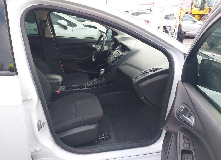 Photo 5 of 2015 Ford Focus SE (VIN 1FADP3F20FL241741)