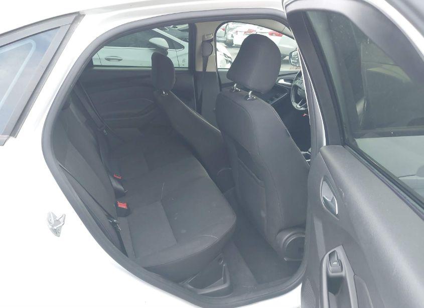 Photo 8 of 2015 Ford Focus SE (VIN 1FADP3F20FL241741)