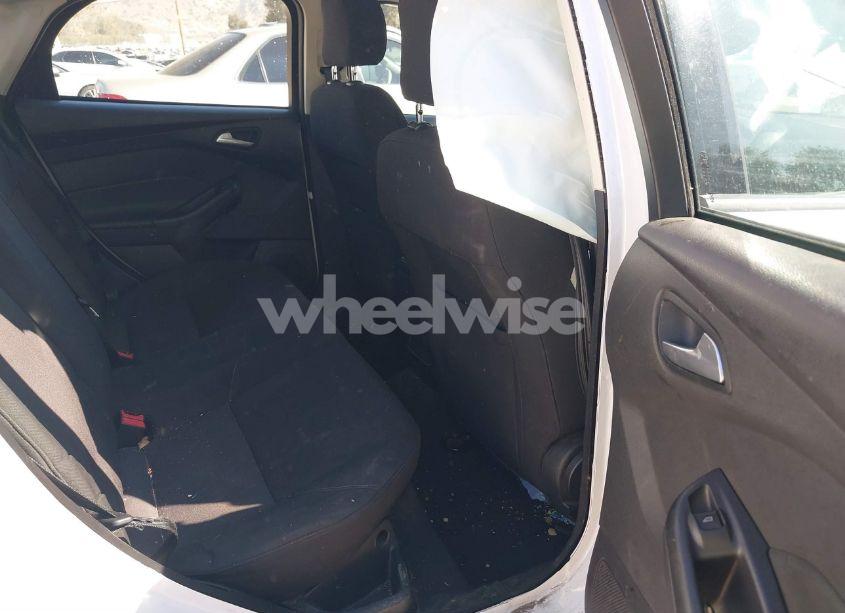 Photo 8 of 2015 Ford Focus SE (VIN 1FADP3F20FL243036)