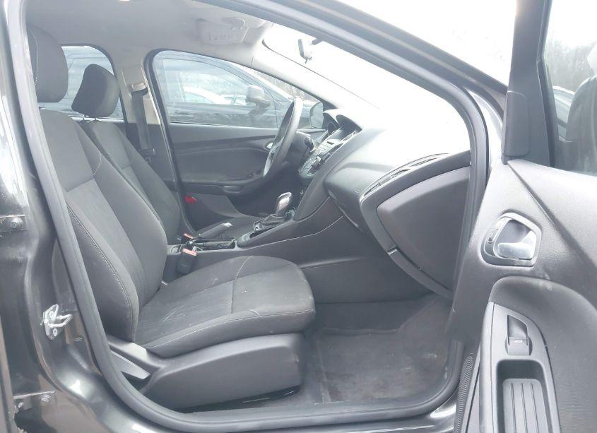 Photo 5 of 2015 Ford Focus SE (VIN 1FADP3F20FL249533)