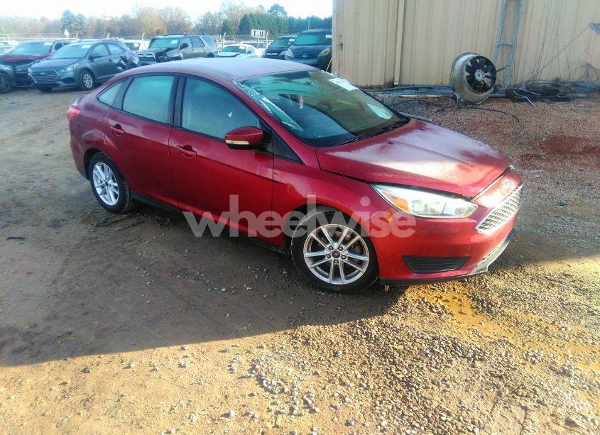 2015 Ford Focus SE (VIN 1FADP3F20FL260015) main photo