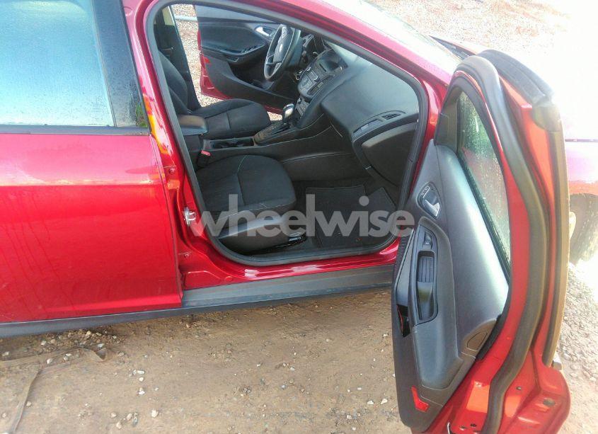 Photo 5 of 2015 Ford Focus SE (VIN 1FADP3F20FL260015)